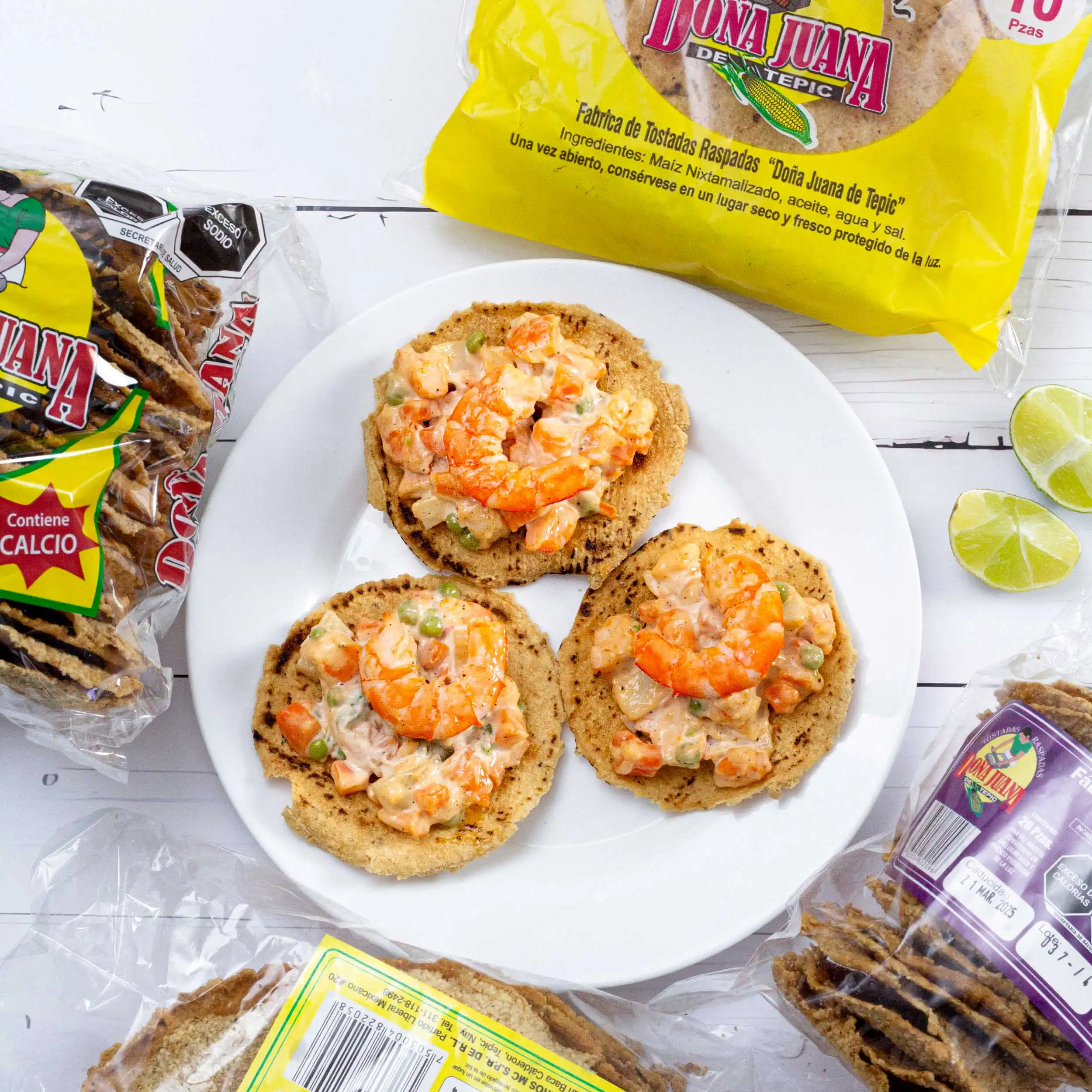 Ensalada de camarón montada sobre 3 tostadas raspadas Doña Juana
